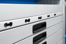 01_ Detail der Schubladen und des Winkelteils mit Airline-Bohrungen aus der Syncro Alu-Linie