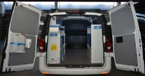 01_An beiden Seitenwänden eingerichteter Mercedes Vito eines Elektroinstallateurs