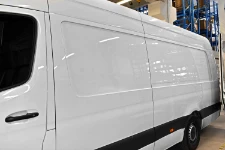 01_Außenansicht des Unfallfahrzeugs mit Laderaumverkleidungen von Syncro System