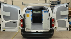 01a_Von Syncro für einen Sanitär- und Heizungsinstallateur eingerichteter Toyota Proace City L1H1