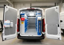 01a_Von Syncro für Gebäudereinigung, Grünpflege und Tragearbeiten eingerichteter Maxus Deliver9 (Beispiel 1)