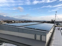 01_Dach des Bürogebäudes von Syncro System mit Photovoltaikanlage