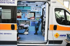01_Der Innenraum des Rettungswagens mit der ergänzten Einrichtung von Syncro System