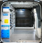 01_Einrichtung aus Aluminium an Bord des Maxus Deliver7 eines Anlagenmechanikers