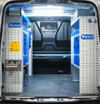 01_Einrichtung für den Volkswagen Transporter mit Schubladen, Regalwannen, Schraubstockhalter