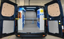01_Einrichtung für Fenster- und Türenbau im Ford Custom mit Möbeln und Zubehör von Syncro