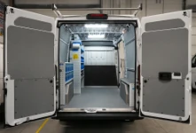 01_Einrichtung im Fiat Ducato eines Sanitär- und Heizungsinstallateur mit viel freiem Platz