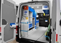 01_Einrichtung im Man TGE mit Arbeitsplatten, Schränken, Schubladen, durchsichtigen Kleinteilebehältern