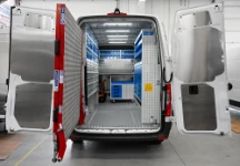 01_Einrichtung im Sprinter mit schwenkbarer Einbaurampe