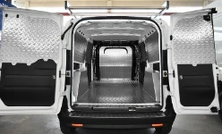 01_Fiat Doblò mit kompletter Laderaumverkleidung aus Riffelaluminium