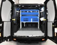 01_Ford Custom L2H1 eines Elektrikers mit Einrichtung nur an der Laderaumtrennwand
