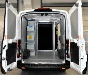 01_Ford Transit mit Einrichtung und vertikalen Spannstangen für Fenster- und Türenbauer
