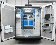01_Für den Service an Baumaschinen eingerichteter Fiat Ducato L2H2 mit Laderaumverkleidung aus Riffelaluminium