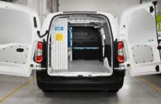 01_Für die Installation von Elektro-Küchengeräten ausgestatteter Fiat Doblò