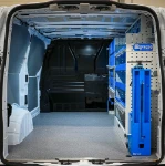 01_Für die Wartung von Brandschutzanlagen und die Lagerung eingerichteter Transporter L1H1