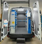01_Für eine Reifenwerkstatt ausgestatteter Renault Master L1H2