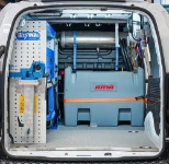 01_Für Straßenbauarbeiten ausgestatteter Fiat Doblò mit Kraftstofftank