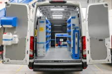 01_Iveco Daily L3H2 für Rohrleitungs- und Straßenbau mit Einrichtung an beiden Seitenwänden (1)