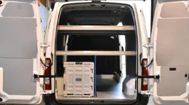 01_Lieferwagen mit mehreren marmorierten Multiplexplatten für den Getränketransport