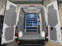 01_Mercedes Sprinter mit Einrichtung an der Laderaumtrennwand und Zubehör für die Ladungssicherung