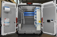 01_Opel Movano 2022 mit Reinigungszubehör an den Hecktüren