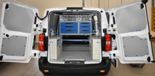 01_Peugeot Expert mit einer Syncro System Fahrzeugeinrichtung für industrielle Kältetechnik