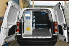 01_Peugeot Partner mit Laderaumverkleidungen, Einrichtungen und Zubehör für Elektriker