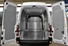 01_Renault Master mit komplett verkleidetem Laderaum