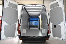 01_Sprinter mit kompletter Laderaumverkleidung von Syncro System aus Stahl und Holz mit Marmor-Optik