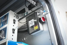 01_Steuereinheit des neuen Nebelgenerators, den Syncro für die eingerichteten Fahrzeuge seiner Kunden gewählt hat