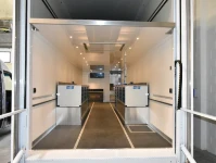 01_Syncro Einrichtung in einem in zwei Bereiche aufgeteilten Sattelzug