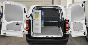 01_Syncro Fahrzeugeinrichtung in einem Toyota Proace City für Industrieautomation