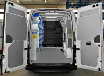 01_Volkswagen Crafter mit Regalwannen und Zubehör für Gipser