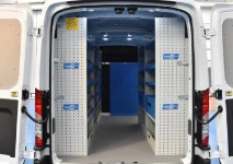01_Von Syncro eingerichteter Ford Transit für den Transport von Friseurprodukten