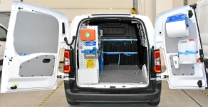 01_Von Syncro eingerichteter Peugeot Partner 2018 L1H1 für die Wartung und Montage von PVC-Fenstern und -Türen