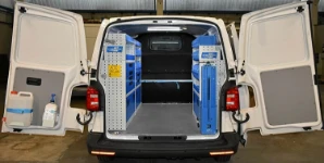 01_Von Syncro eingerichteter Transporter für Landmaschinen