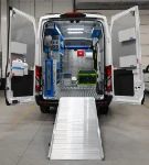 01_Von Syncro für den Stadtpflegebetrieb in eine mobile Werkstatt verwandelter Ford Transit L4H3 mit Laderampe