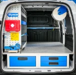 01_Von Syncro für die Montage von Toren eingerichteter Fiat Doblò L2H2