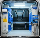 01_Von Syncro für die Wartung in Kosmetiklabors ausgestatteter VW Transporter L1H1