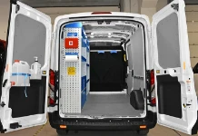01_Von Syncro System an nur einer Wand eingerichteter Ford Transit für einen Innenausbauer