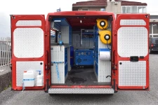 01_Von Syncro System für die Feuerwehr eingerichteter Transporter