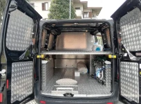 01_Von Syncro System für ein Bestattungsunternehmen eingerichteter Ford Custom