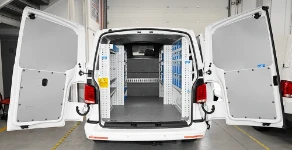 01_VW Transporter L1H1 für die Wartung in der HoReCa-Branche, mit kompletter Laderaumverkleidung und Einrichtungen
