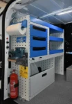 02_ Doblò mit ausziehbarem Schraubstockhalter, Schubladen und Regalwannen des Systems Ultra