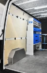 022_Linke Wand des Sprinter mit Möbel neben der Laderaumtrennwand