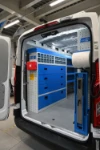 02a_Linke Wand des Maxus Deliver9 mit offenen und geschlossenen Regalwannen und durchsichtigen Kleinteilebehältern (Beispiel 2)