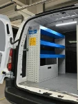 02a_Linke Wand des Proace City mit einfachen Regalwannen und Bodenfach