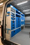 02a_Linke Wand des Sprinter mit Schubladen, Regalwannen, Schrank und oben abschließender Langgutwanne