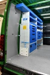 02_Alles ordentlich verstaut an Bord eines Daily, dank Regalen und Schubladen von Syncro