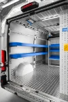 02_Auf halber Höhe der Wand des Fiat Ducato montierte Langgutwannen